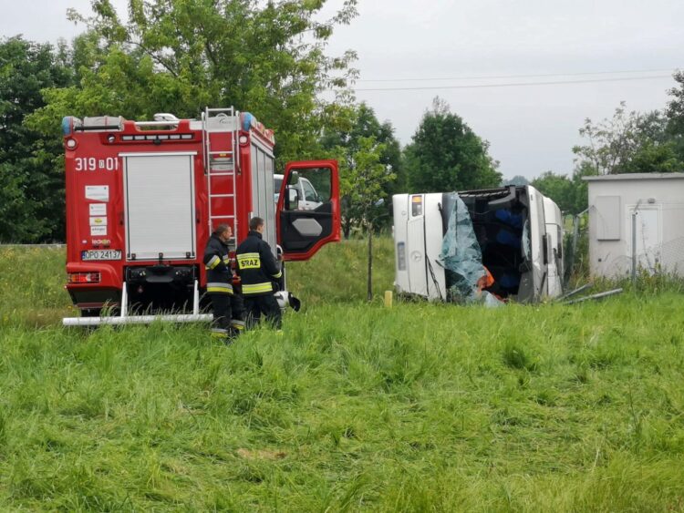 Opolskie: autobus przewożący dzieci wpadł do rowu