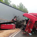 Po wypadku dwóch ciężarówek zablokowana dk 22