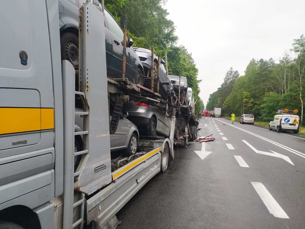 Po wypadku dwóch ciężarówek zablokowana dk 22