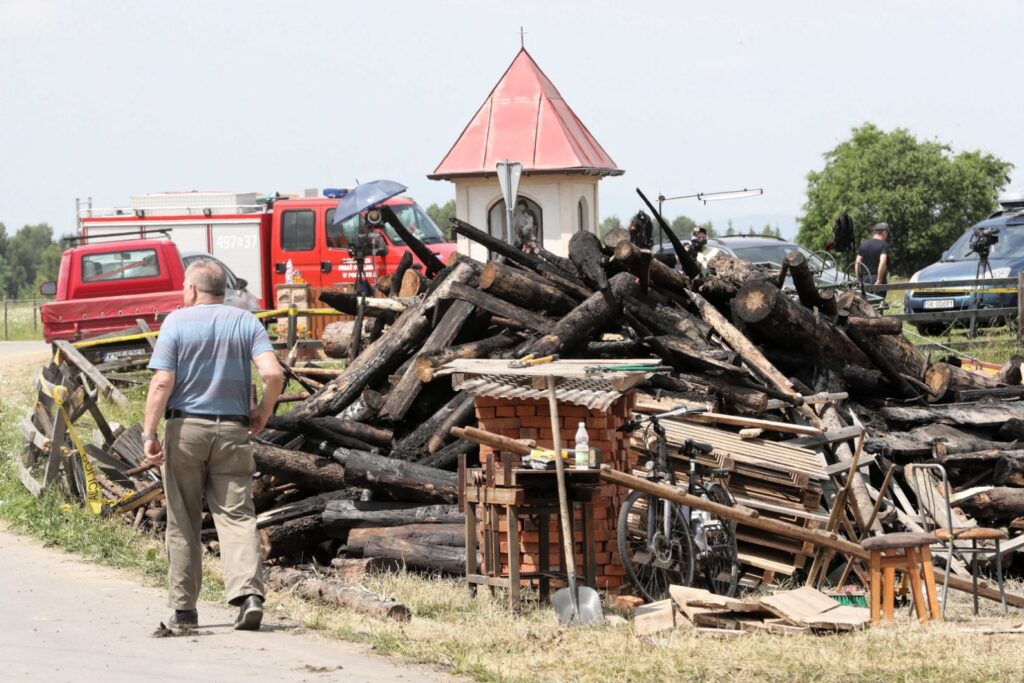 We wsi Nowa Biała trwa wielkie sprzątanie po pożarze