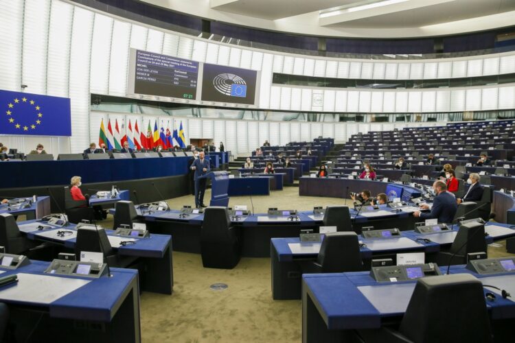 PE przyjął rezolucję w sprawie tzw. warunkowości