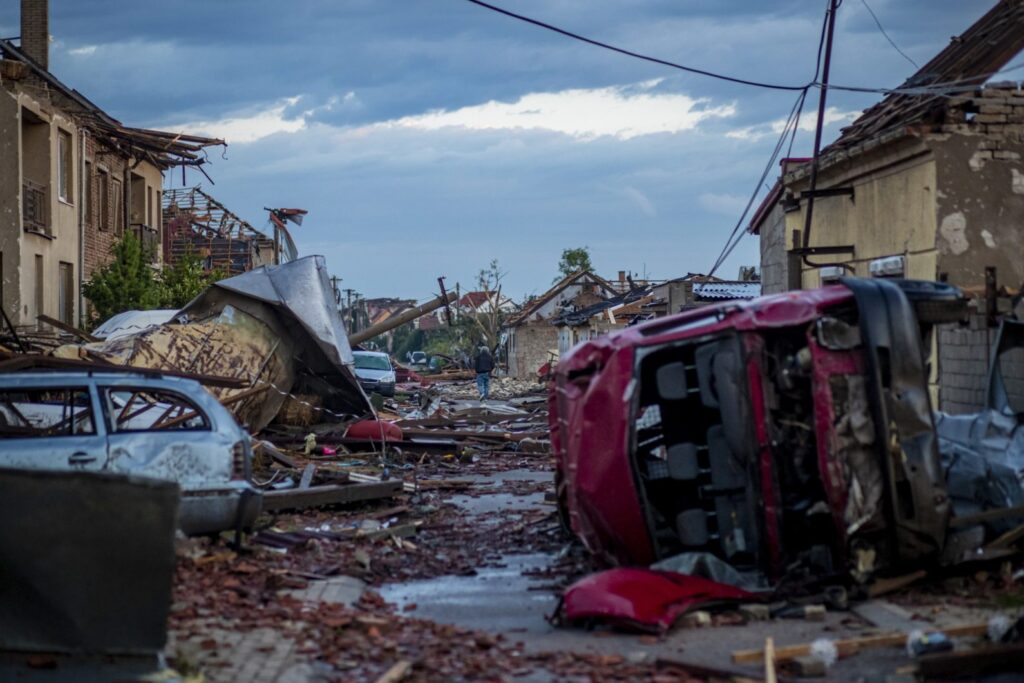 Czechy: trzy ofiary śmiertelne gwałtownych burz i tornada na południu Moraw