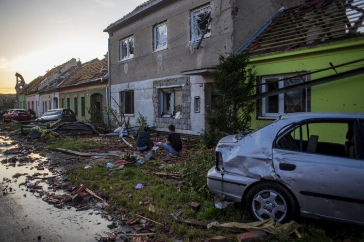 Czechy: trzy ofiary śmiertelne gwałtownych burz i tornada na południu Moraw