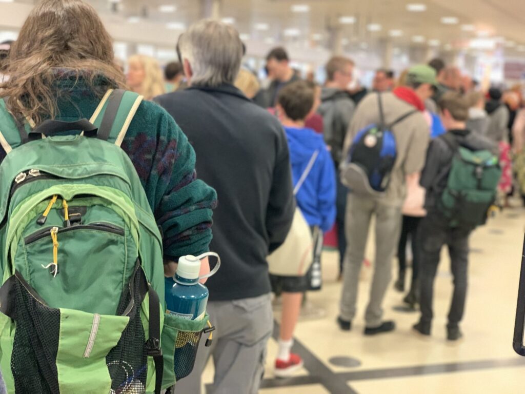 Kolejki na lotniskach i pięć razy dłuższa odprawa. Pierwsze dni Certyfikatu COVID