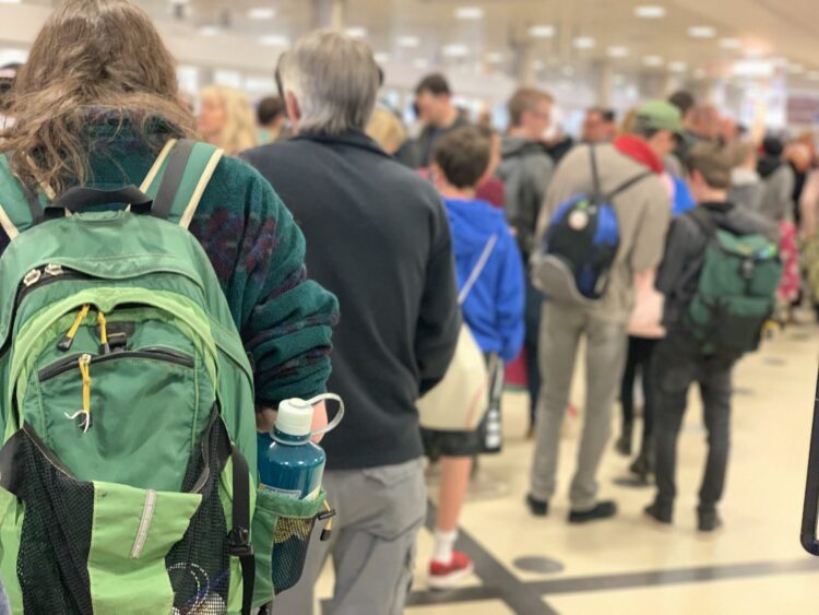 Kolejki na lotniskach i pięć razy dłuższa odprawa. Pierwsze dni Certyfikatu COVID