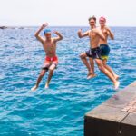 Skakanie do wody, gdy jesteśmy rozgrzani opalaniem, to ryzykowne zachowanie