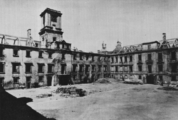 Zamek Królewski w Warszawie w 1941 roku bez dachu (celowo niezabezpieczony przez Niemców, aby przyspieszyć proces dewastacji) Fot. Zamek Królewski w Warszawie, red. A. Gieysztor, 1972, Domena publiczna, https://commons.wikimedia.org/w/index.php?curid=2590645