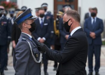 Prezydent RP Andrzej Duda (C-P) podczas obchodów Święta Policji na dziedzińcu Belwederu w Warszawie