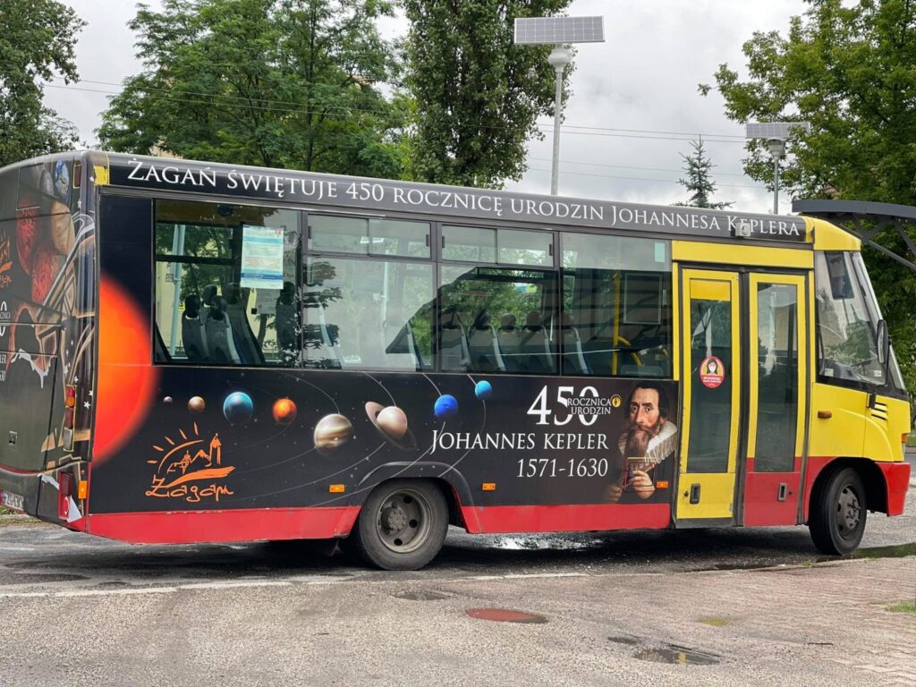 Kosmiczny autobus przemierza ulice Żagania Radio Zachód - Lubuskie