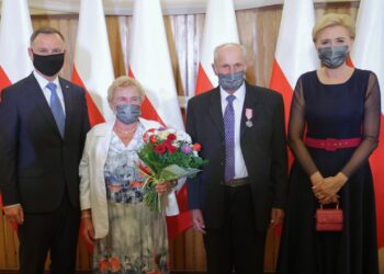 Prezydent RP Andrzej Duda wraz z małżonką podczas ceremonii wręczenia Medali za Długoletnie Pożycie Małżeńskie w Gminnym Domu Kultury w Lipnicy Murowanej (pow. bocheński). Fot. PAP/Łukasz Gągulski