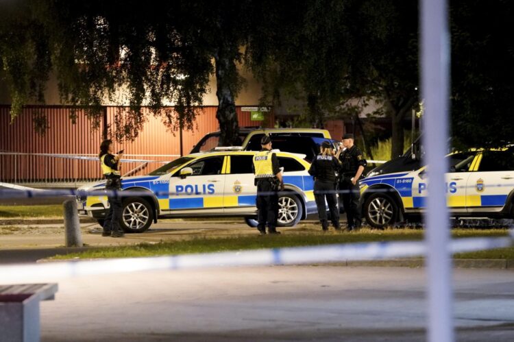 W Goeteborgu policjant zastrzelony podczas interwencji. Wojna gangów