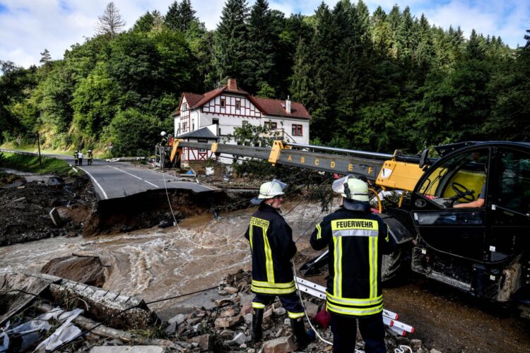 Ofiary śmiertelne powodzi, zawalone budynki i dziesiątki zaginionych w zachodnich Niemczech