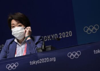 Przewodnicząca Tokijskiego Olimpijskiego i Paraolimpijskiego Komitetu Organizacyjnego Seiko Hashimoto bierze udział w konferencji prasowej w Tokio w Japonii. Fot, PAP/EPA/FRANCK ROBICHON