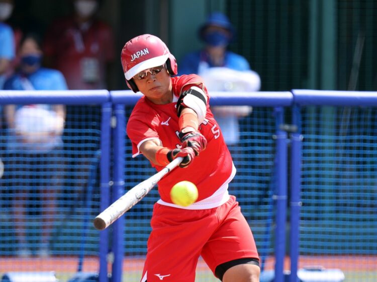 epa09355763 Yu Yamamoto of Team Japan hits an equalizer in the first inning against Team Australia during the Tokyo 2020 Olympic Games softball match between Australia and Japan at Fukushima Azuma Baseball Stadium in Fukushima, Japan, 21 July 2021. EPA/JIJI PRESS JAPAN OUT EDITORIAL USE ONLY/ NO ARCHIVES Dostawca: PAP/EPA.