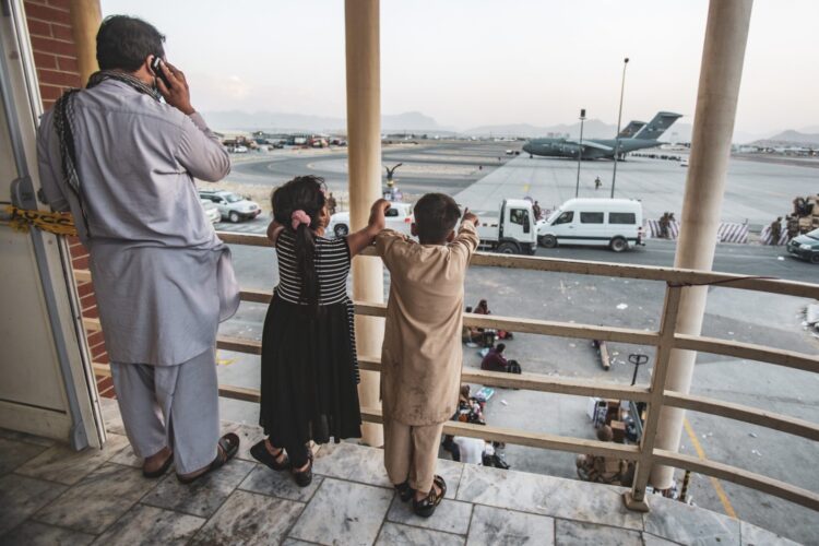 W. Brytania wezwie Bidena do pozostawienia wojsk na lotnisku w Kabulu