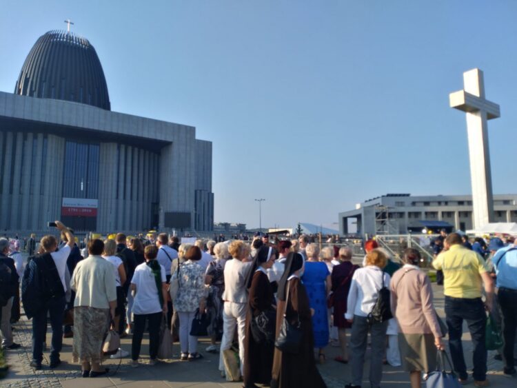 Plac przed Świątynią Opatrzności Bożej niemal w pełni wypełniony wiernymi