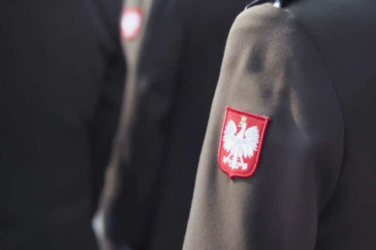 Osoby niebędące żołnierzami Wojska Polskiego nie mogą nosić mundurów. Jest rozporządzenie MON