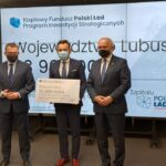 Samorządowcy odebrali symboliczne czeki na inwestycje Radio Zachód - Lubuskie