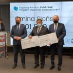 Samorządowcy odebrali symboliczne czeki na inwestycje Radio Zachód - Lubuskie