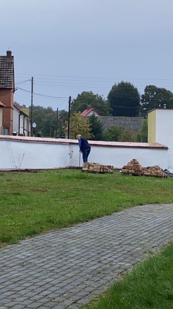 Mieszkańcy samodzielnie wyremontowali mur wokół kościoła Radio Zachód - Lubuskie