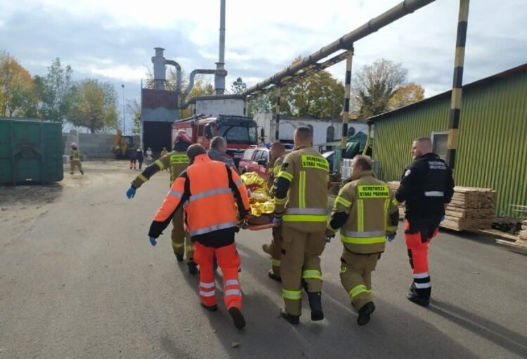 Wypadek w tartaku w Słońsku. Młoda kobieta poważnie ranna