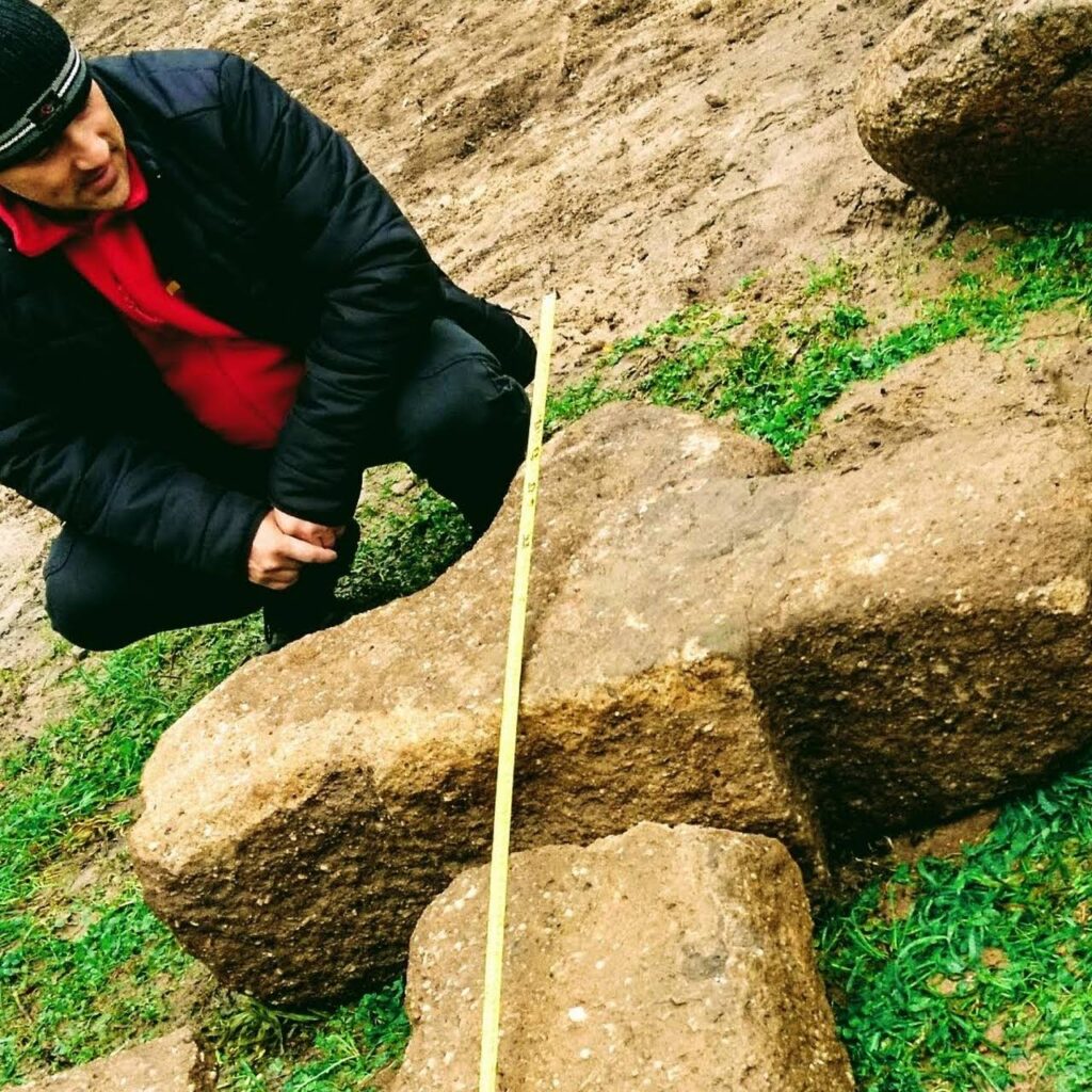 Średniowieczny krzyż pokutny znaleziony w Henrykowie Radio Zachód - Lubuskie