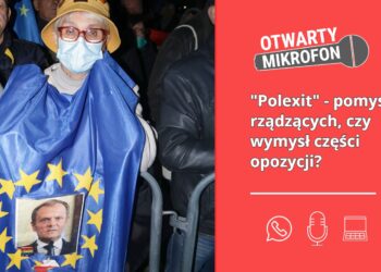 Manifestacja poparcia dla obecności Polski w UE na pl. Zamkowym w Warszawie, 10 bm. Manifestacja została zorganizowana w reakcji na wyrok TK. Fot. PAP/Albert Zawada