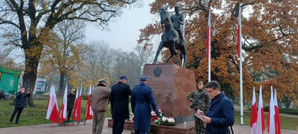 Kwiaty pod pomnikiem Piłsudskiego Radio Zachód - Lubuskie