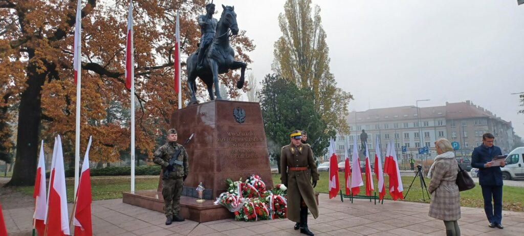 Kwiaty pod pomnikiem Piłsudskiego Radio Zachód - Lubuskie