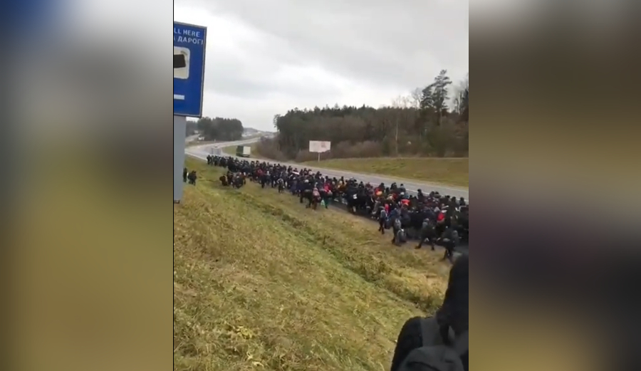 Setki migrantów pod eskortą zmierzają w stronę granicy polsko-białoruskiej Radio Zachód - Lubuskie