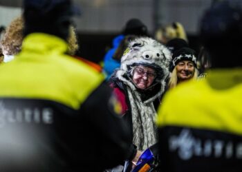 Holendrzy protestują przeciwko ogłoszeniu lockdownu. Holandia wprowadza twardy lockdown od 19 grudnia 2021 do co najmniej 14 stycznia 2022, aby powstrzymać szybkie rozprzestrzenianie się wariantu Omicron. Fot. PAP/EPA/PHIL NIJHUIS