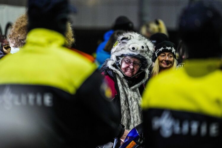 Holendrzy protestują przeciwko ogłoszeniu lockdownu. Holandia wprowadza twardy lockdown od 19 grudnia 2021 do co najmniej 14 stycznia 2022, aby powstrzymać szybkie rozprzestrzenianie się wariantu Omicron. Fot. PAP/EPA/PHIL NIJHUIS