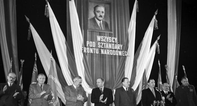 Wiec wyborczy kandydata na posła do Sejmu prezydenta Bolesława Bieruta. Warszawa, Hala Mirowska. 10.1952. Fot. PAP/J. Baranowski, dzieje.pl