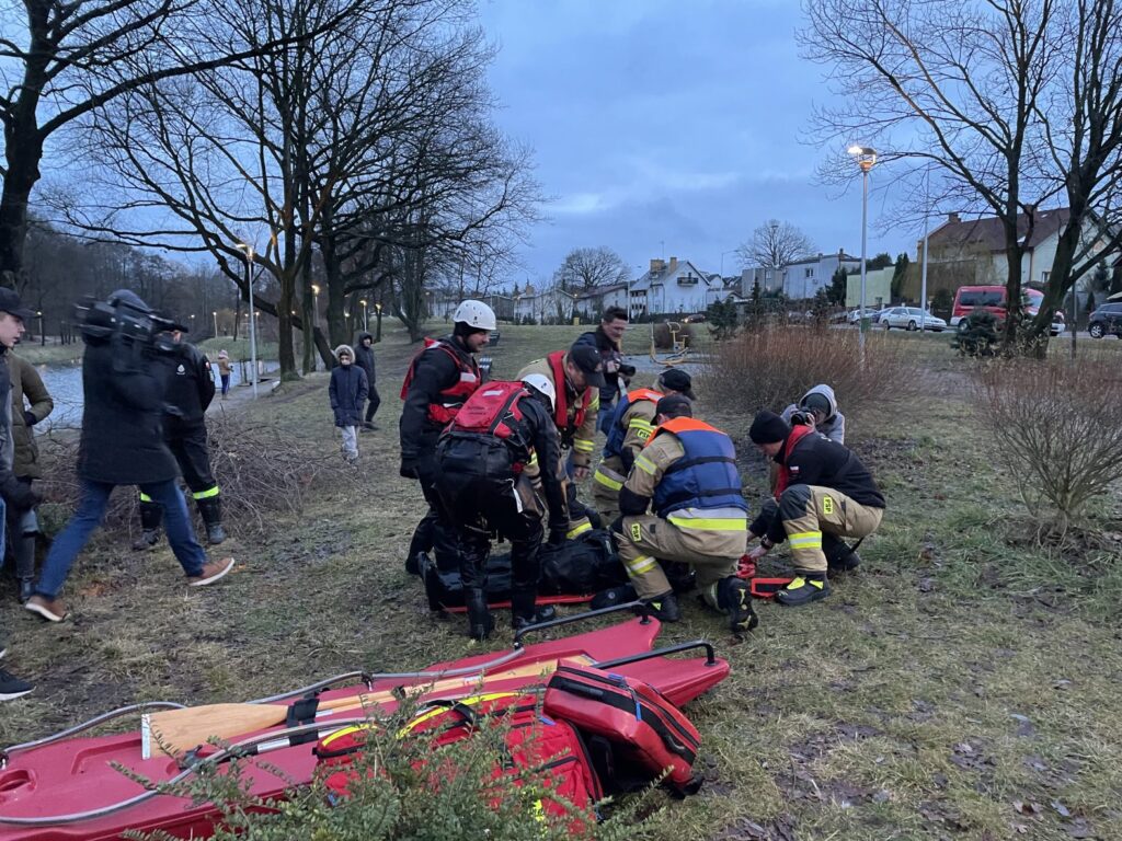 Strażacy ratują tonącego - ćwiczenia PSP [ZDJĘCIA] Radio Zachód - Lubuskie