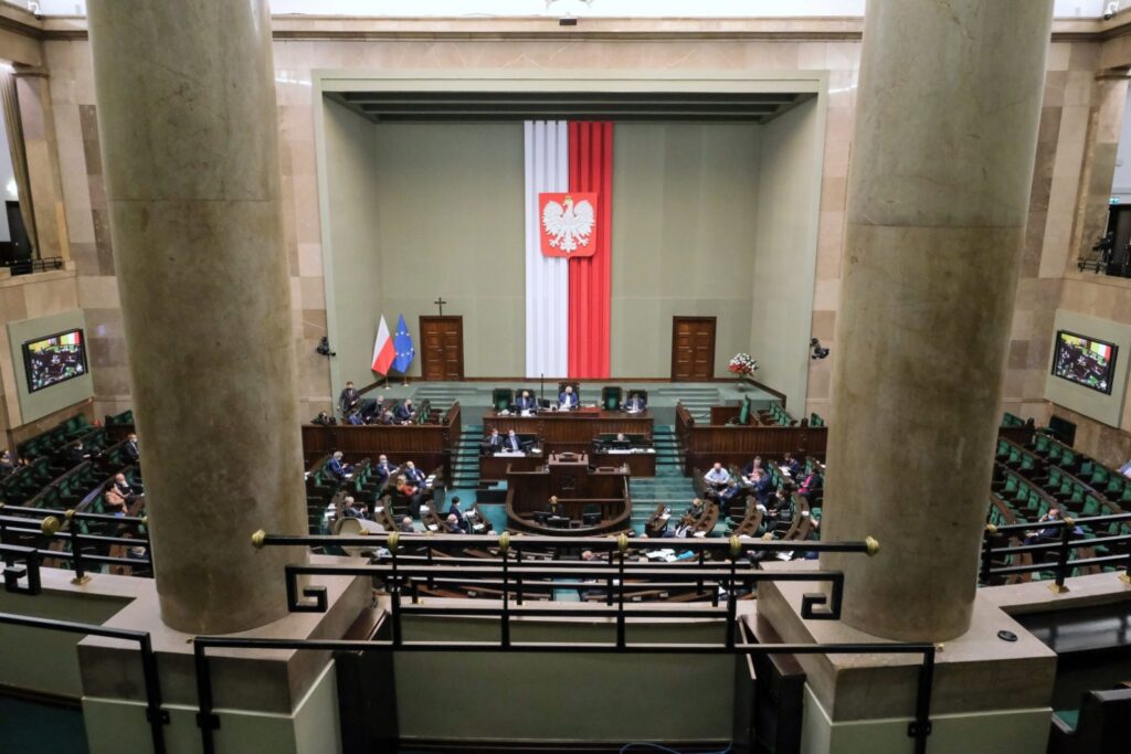 Sejm za dodatkami dla medyków i odmową sprzedaży osobom bez maseczek