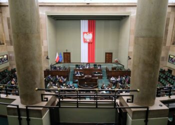 Sejm za dodatkami dla medyków i odmową sprzedaży osobom bez maseczek