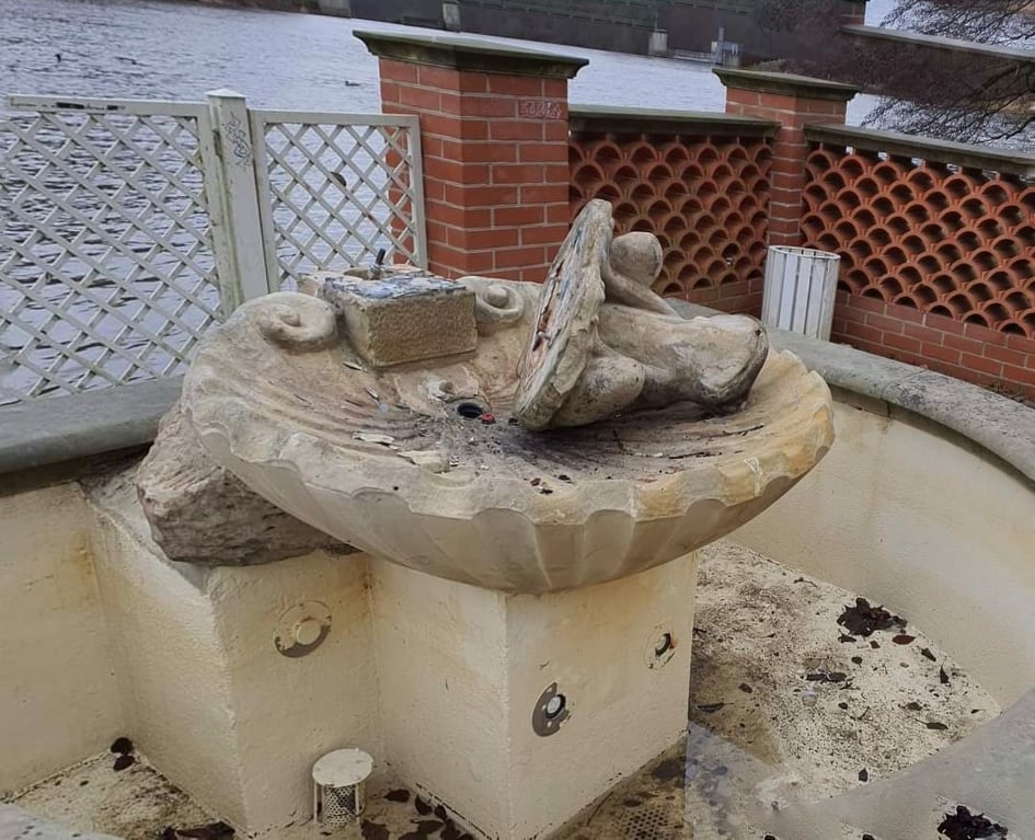 Zabytkowa żagańska fontanna parkowa zniszczona przez wandali Radio Zachód - Lubuskie