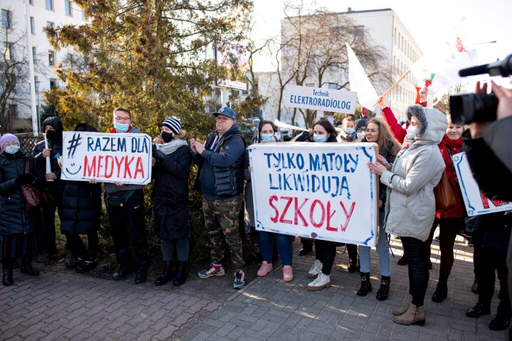 Manifestacja "MEDYK ZOSTAJE" w Zielonej Górze [DUŻO ZDJĘĆ] Radio Zachód - Lubuskie