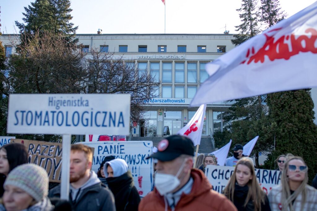 Manifestacja "MEDYK ZOSTAJE" w Zielonej Górze [DUŻO ZDJĘĆ] Radio Zachód - Lubuskie