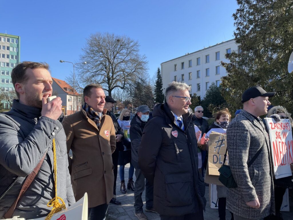 Manifestacja "MEDYK ZOSTAJE" w Zielonej Górze [DUŻO ZDJĘĆ] Radio Zachód - Lubuskie