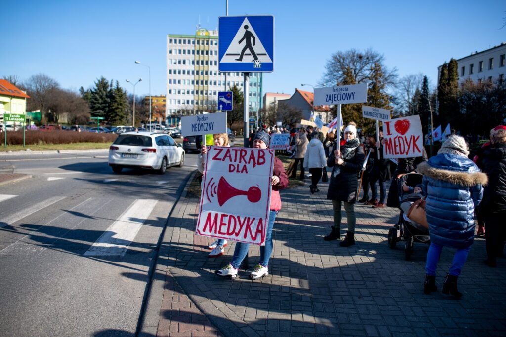 Manifestacja "MEDYK ZOSTAJE" w Zielonej Górze [DUŻO ZDJĘĆ] Radio Zachód - Lubuskie