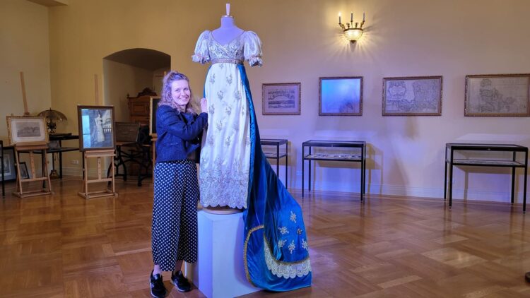 Estera Parker przy zaprojektowanej i uszytej przez nią nowej sukni księżnej Doroty. Fot. Paweł Pietrzyk