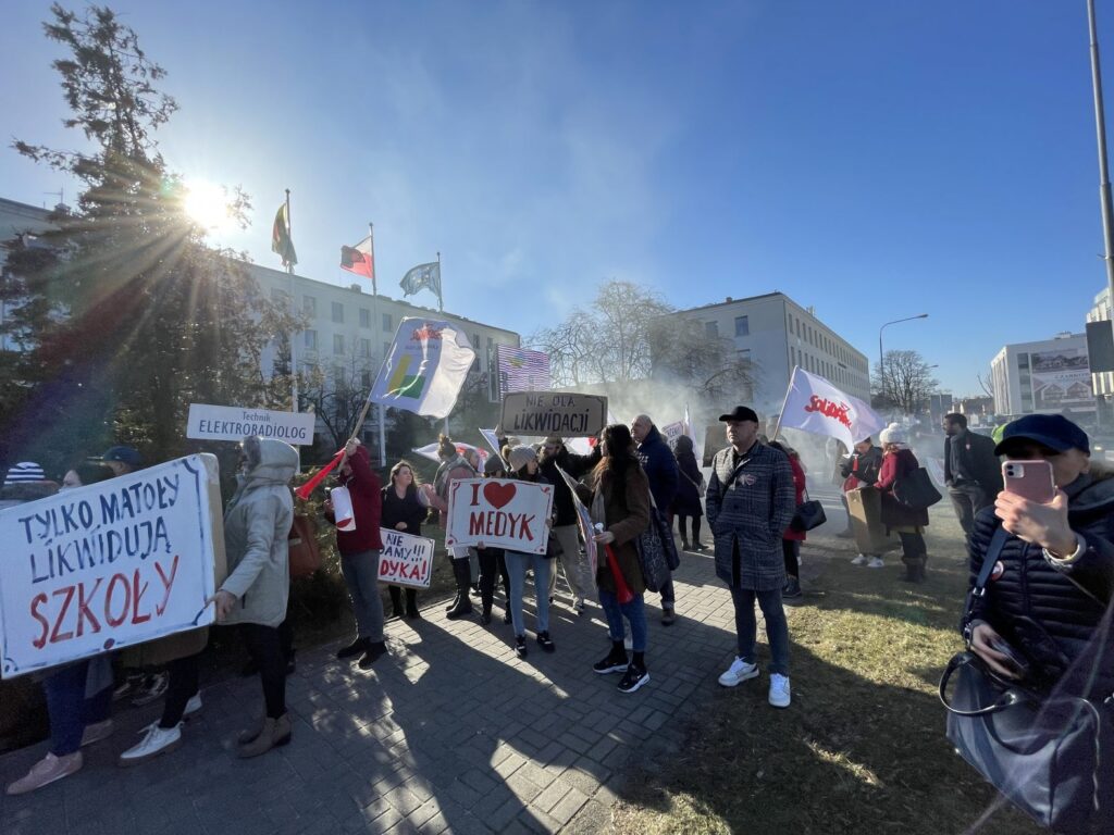 Manifestacja "MEDYK ZOSTAJE" w Zielonej Górze [DUŻO ZDJĘĆ] Radio Zachód - Lubuskie