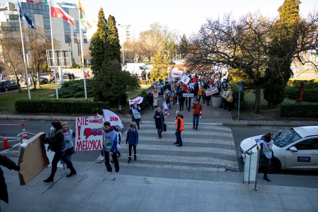 Manifestacja "MEDYK ZOSTAJE" w Zielonej Górze [DUŻO ZDJĘĆ] Radio Zachód - Lubuskie