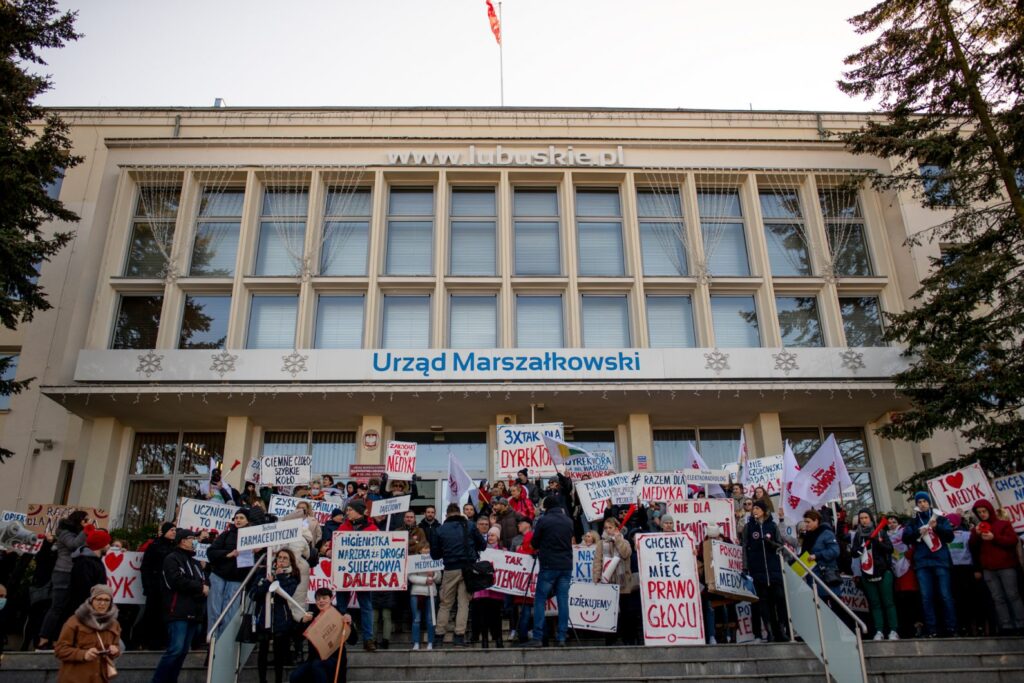 Manifestacja "MEDYK ZOSTAJE" w Zielonej Górze [DUŻO ZDJĘĆ] Radio Zachód - Lubuskie