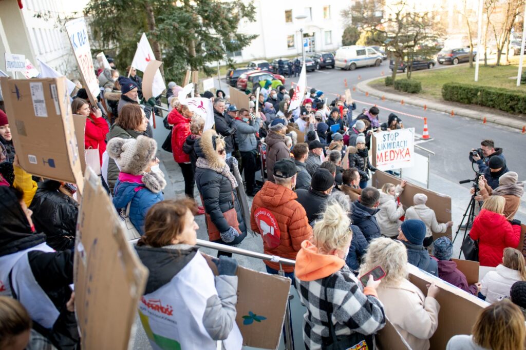 Manifestacja "MEDYK ZOSTAJE" w Zielonej Górze [DUŻO ZDJĘĆ] Radio Zachód - Lubuskie