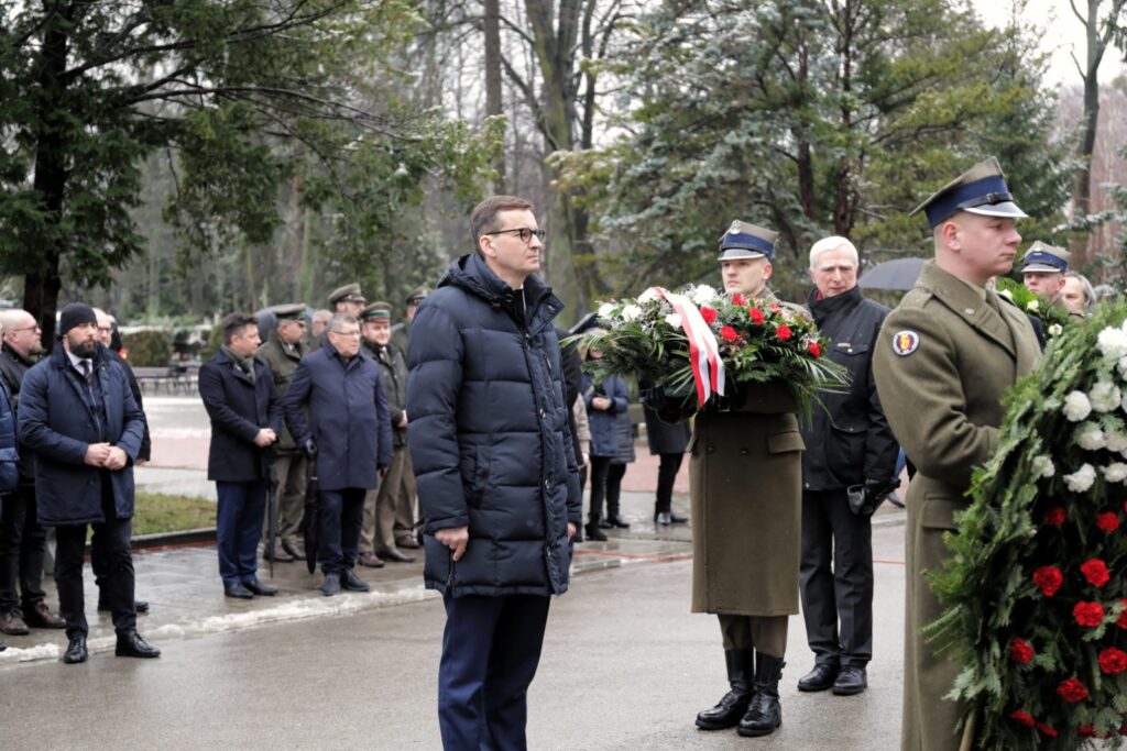 Premier, przedstawiciele Sejmu złożyli kwiaty na grobie J. Olszewskiego Radio Zachód - Lubuskie