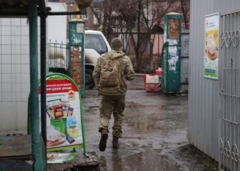 Ukraiński żołnierz opuszcza targ uliczny w małym mieście Nowy Jork, niedaleko linii frontu w pobliżu kontrolowanego przez prorosyjskich bojowników miasta Donieck na Ukrainie, 12 lutego 2022. Fot. PAP/EPA/STANISŁAW KOZLIUK