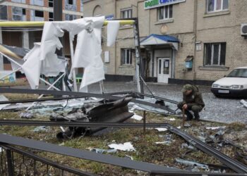 Mężczyzna patrzy na szczątki niezidentyfikowanego obiektu po wybuchu w Kijowie na Ukrainie, 24 lutego 2022 r. Fot. PAP/EPA/HAIL PALINCHAK