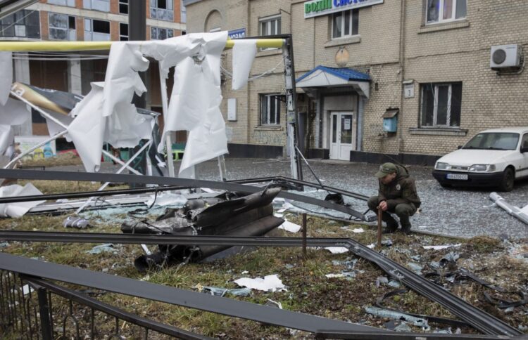 Mężczyzna patrzy na szczątki niezidentyfikowanego obiektu po wybuchu w Kijowie na Ukrainie, 24 lutego 2022 r. Fot. PAP/EPA/HAIL PALINCHAK
